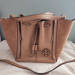 New! Tory Burch Mcgraw Dragonfly Tan Suede Leather Bucket Bag Crossbody